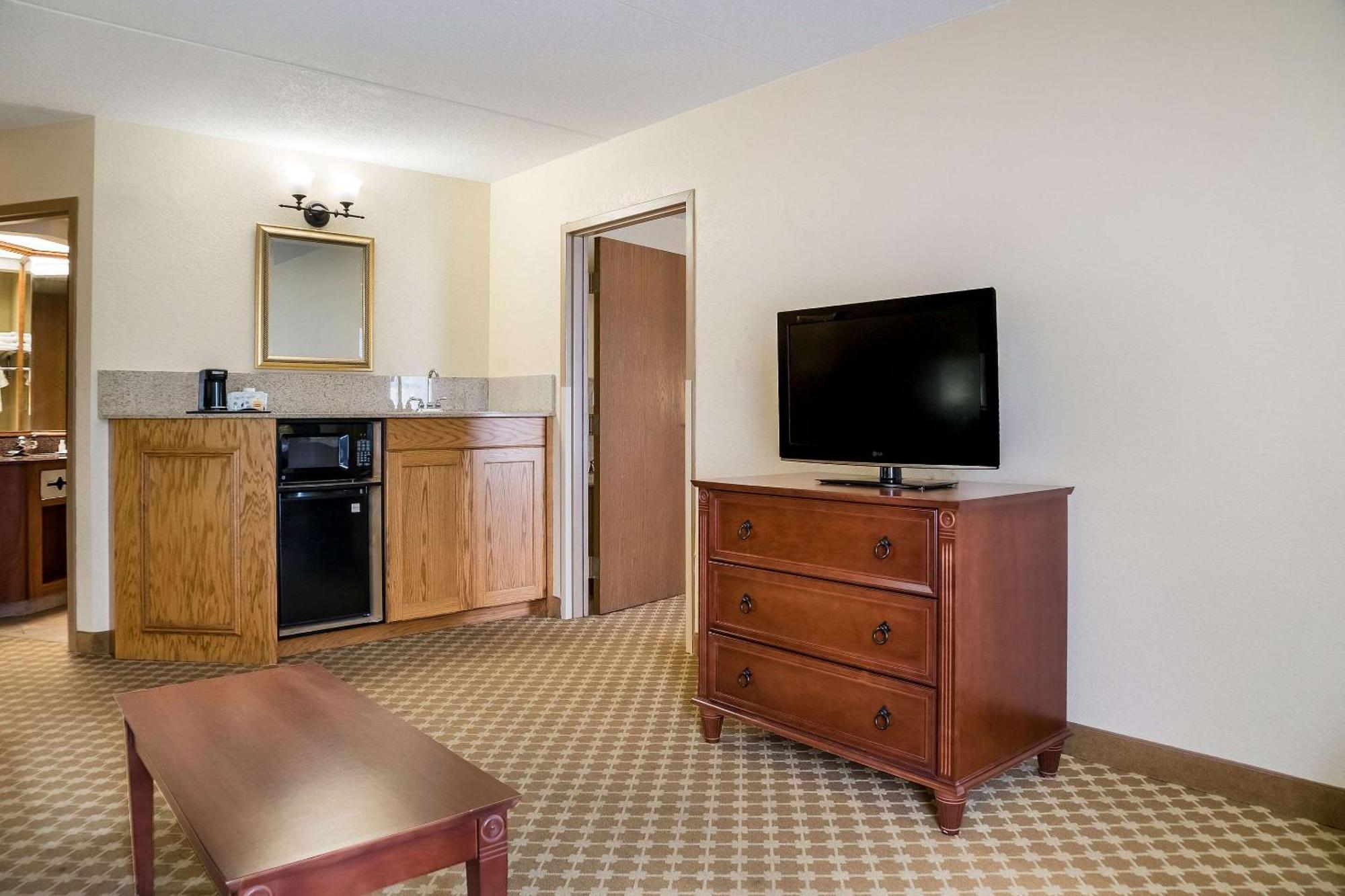 Quality Inn & Suites Saginaw Zewnętrze zdjęcie